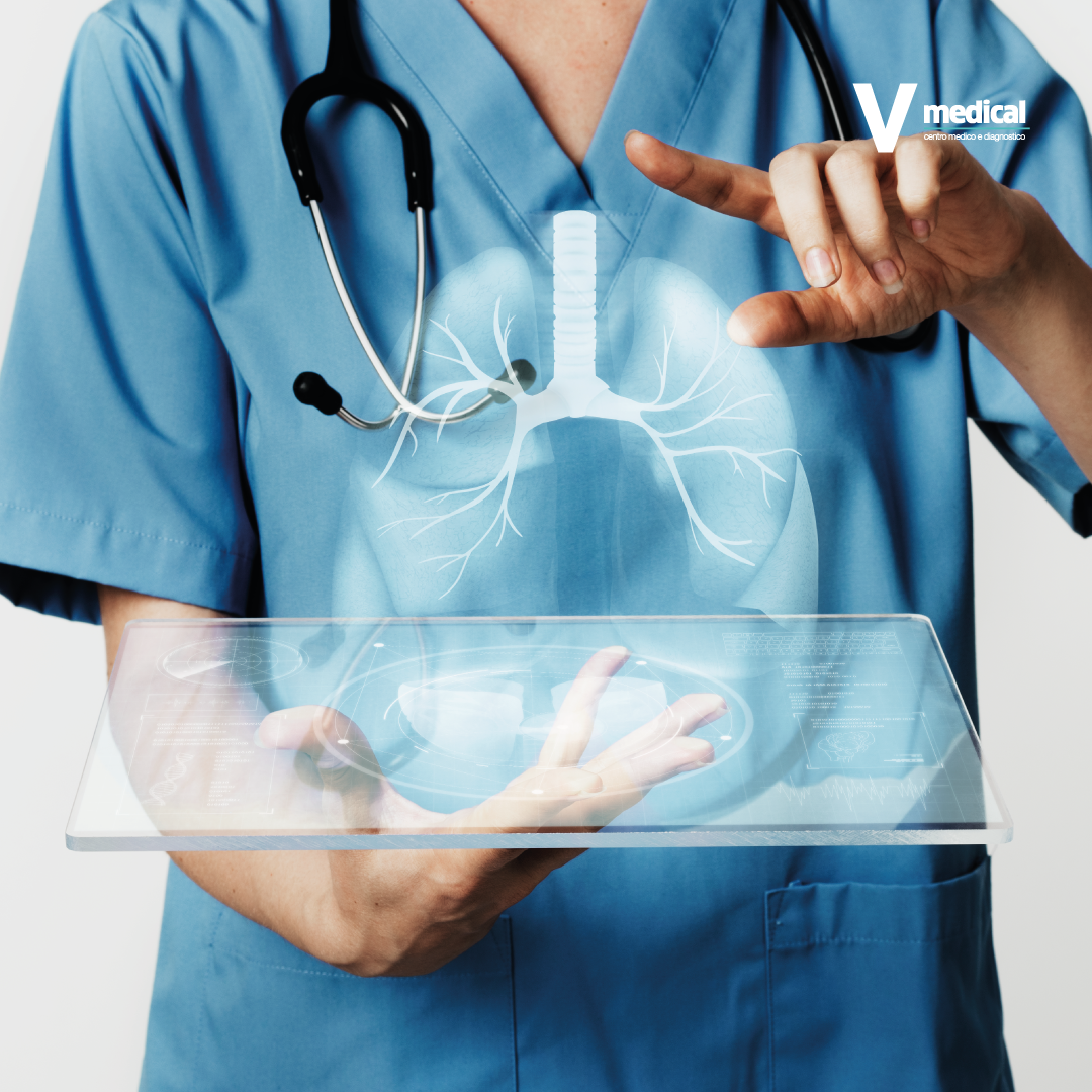 Esame diagnostico dei polmoni in ambito medico Medico con ologramma dei polmoni per controllo della funzionalità respiratoria