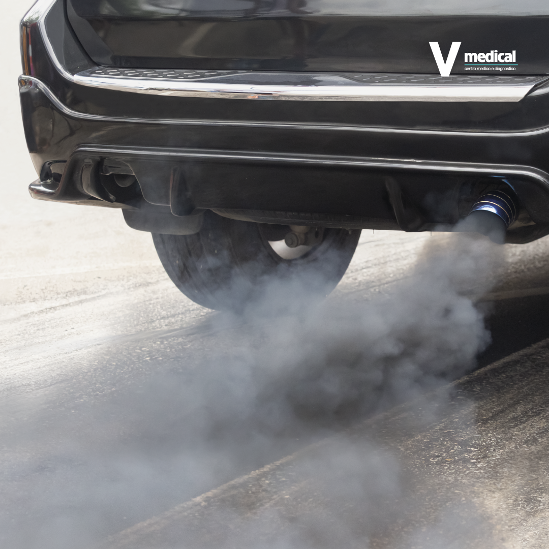 Inquinamento da traffico e salute dei polmoni Fumo dallo scarico di un’auto come causa di inquinamento atmosferico