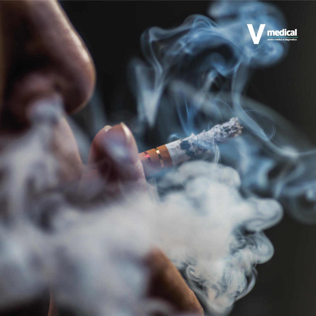 Il fumo come principale fattore di rischio per i polmoni Primo piano di una persona che fuma, avvolta dal fumo